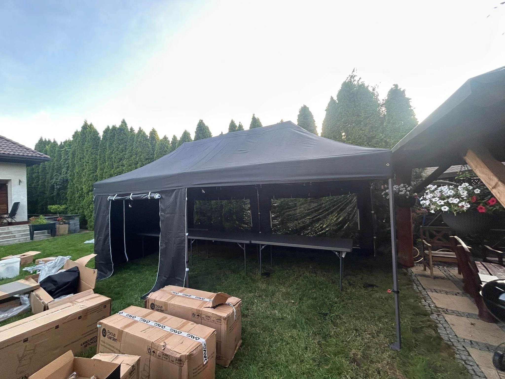Szary namiot ekspresowy 4,5×3m popup — odbiór własny, kameralna impreza