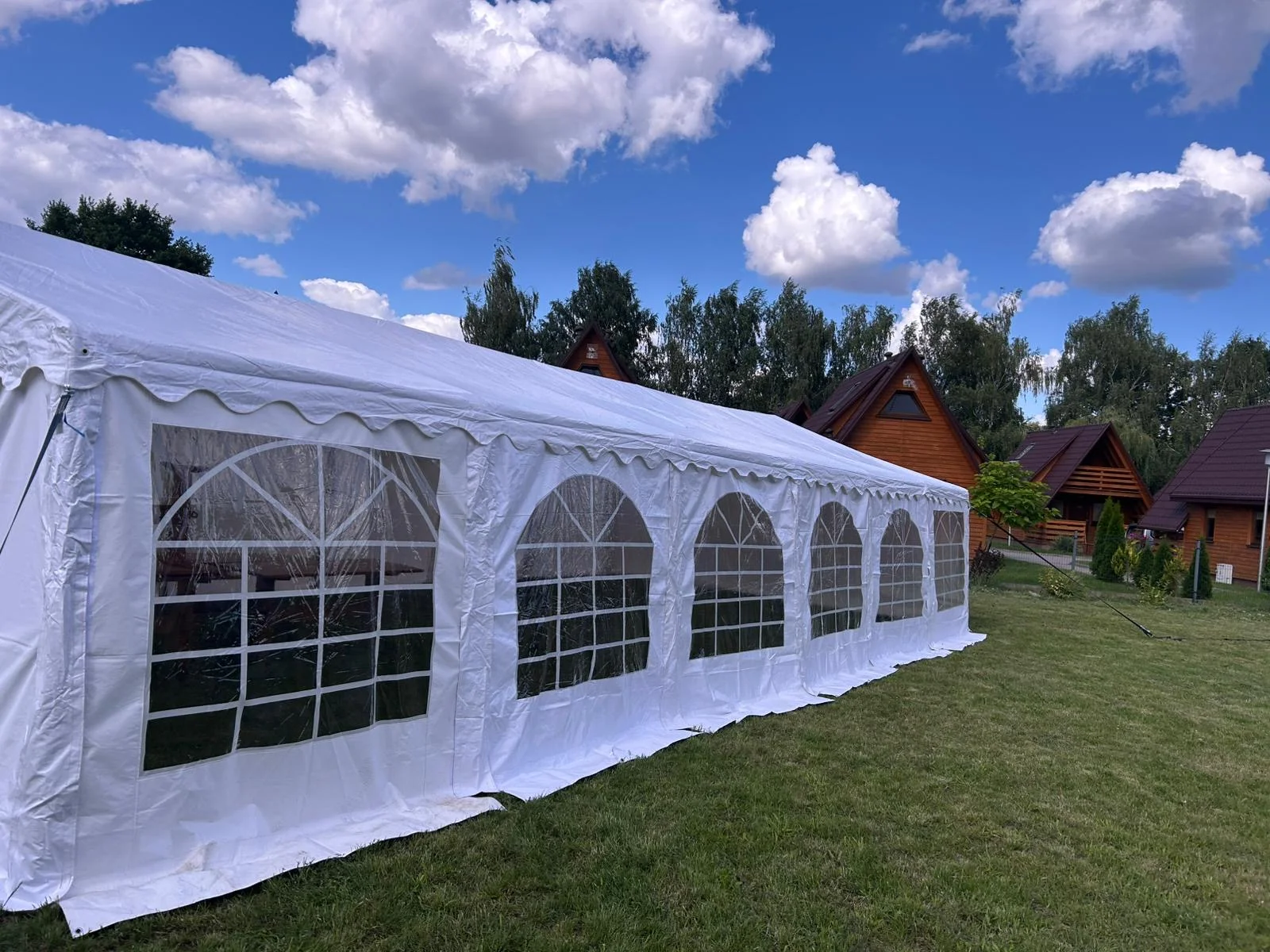Namiot w górach — agroturystyka z drewnianymi domkami, impreza w plenerze